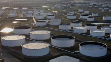 Oil rises as API reports moderate draw in crude oil inventories