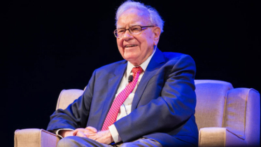 Buffett slashes Apple stake as he boosts cash to new record