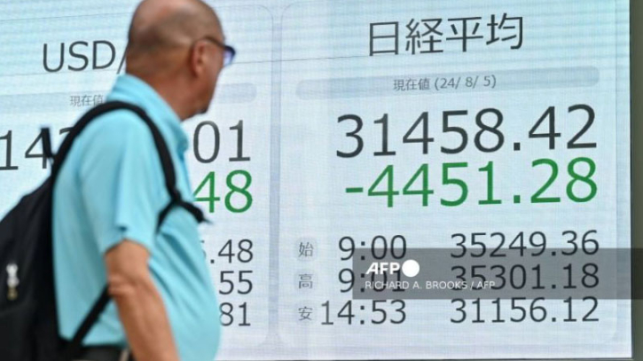 Asian stocks fall as traders weigh US rates outlook