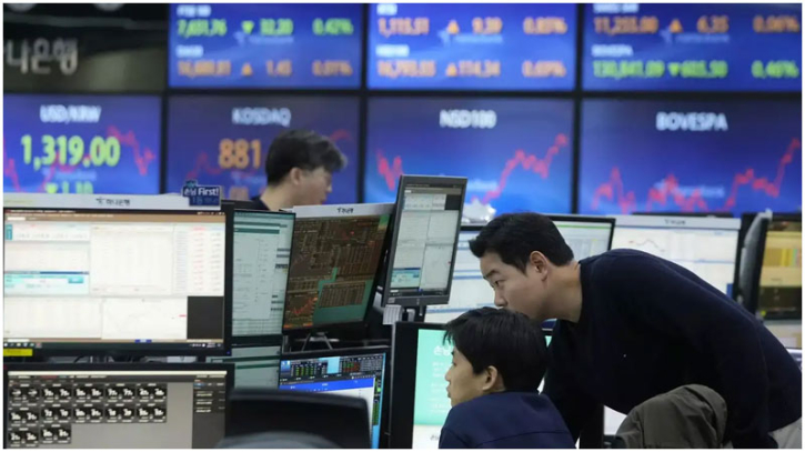 Asian stocks swing as traders assess latest tariffs volley