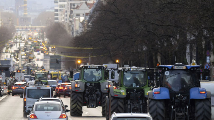 Columns of tractors block Berlin at peak in farmers' protests