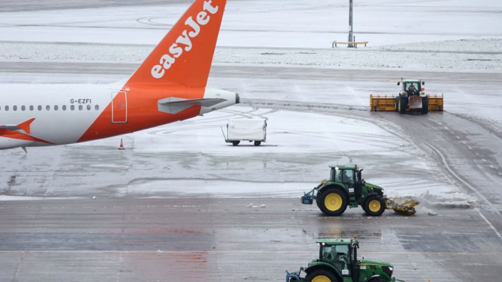 UK flights delayed and cancelled due to cold snap