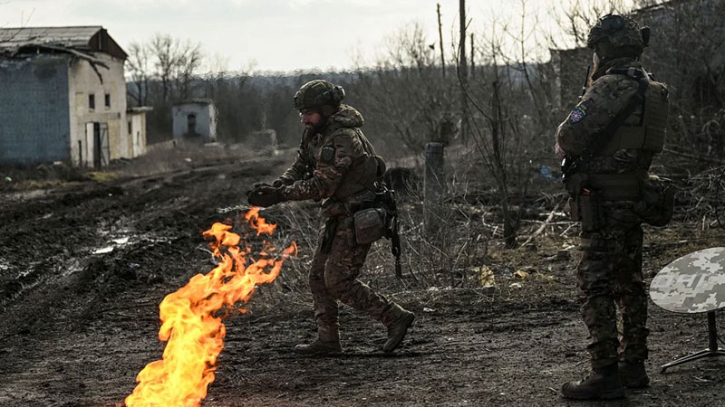 Ukraine vows to keep defending Bakhmut amid constant Russian attacks